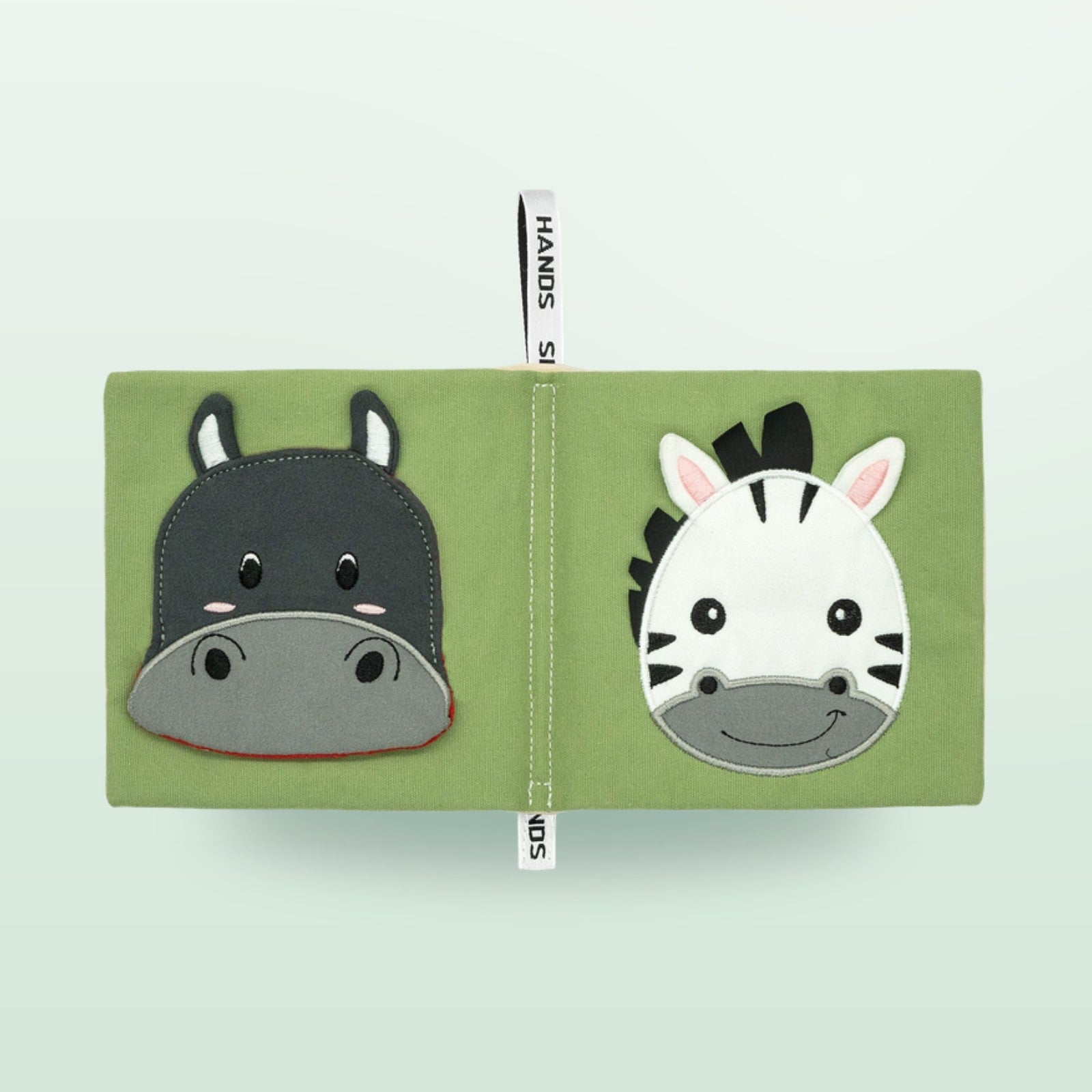 Small Hands Tiere Afrikas Montessori Stoffbuch Doppelseite mit Nilpferd und Zebra auf sanftem Waldgrün-Hintergrund – ab 0 Monaten
