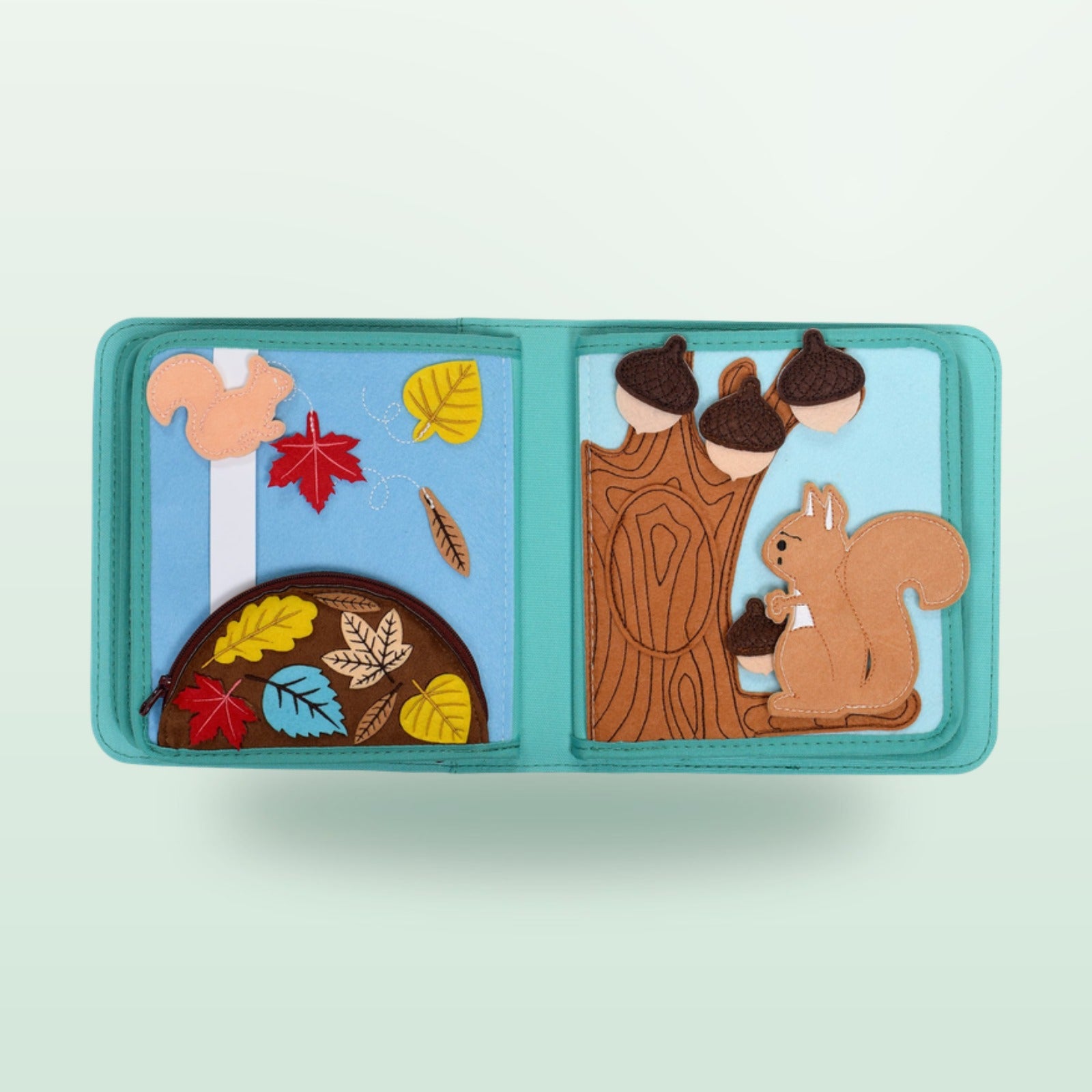 Nordic Forest Quiet Book Seite mit Eichhörnchen, Eicheln und Blatt-Sortierung auf sanftem Wald-Hintergrund – ab 1 Jahr