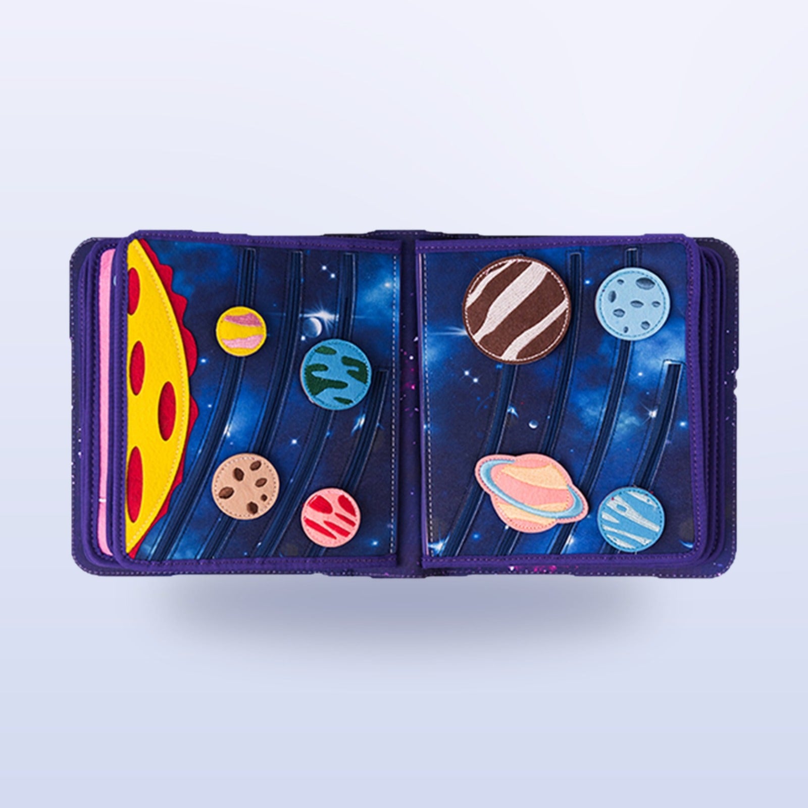 Weltraum Quiet Book Sonnensystem-Seite mit Sonne und allen Planeten als Filz-Applikationen inkl. Saturn auf sanftem Weltraum-Hintergrund – ab 3 Jahren