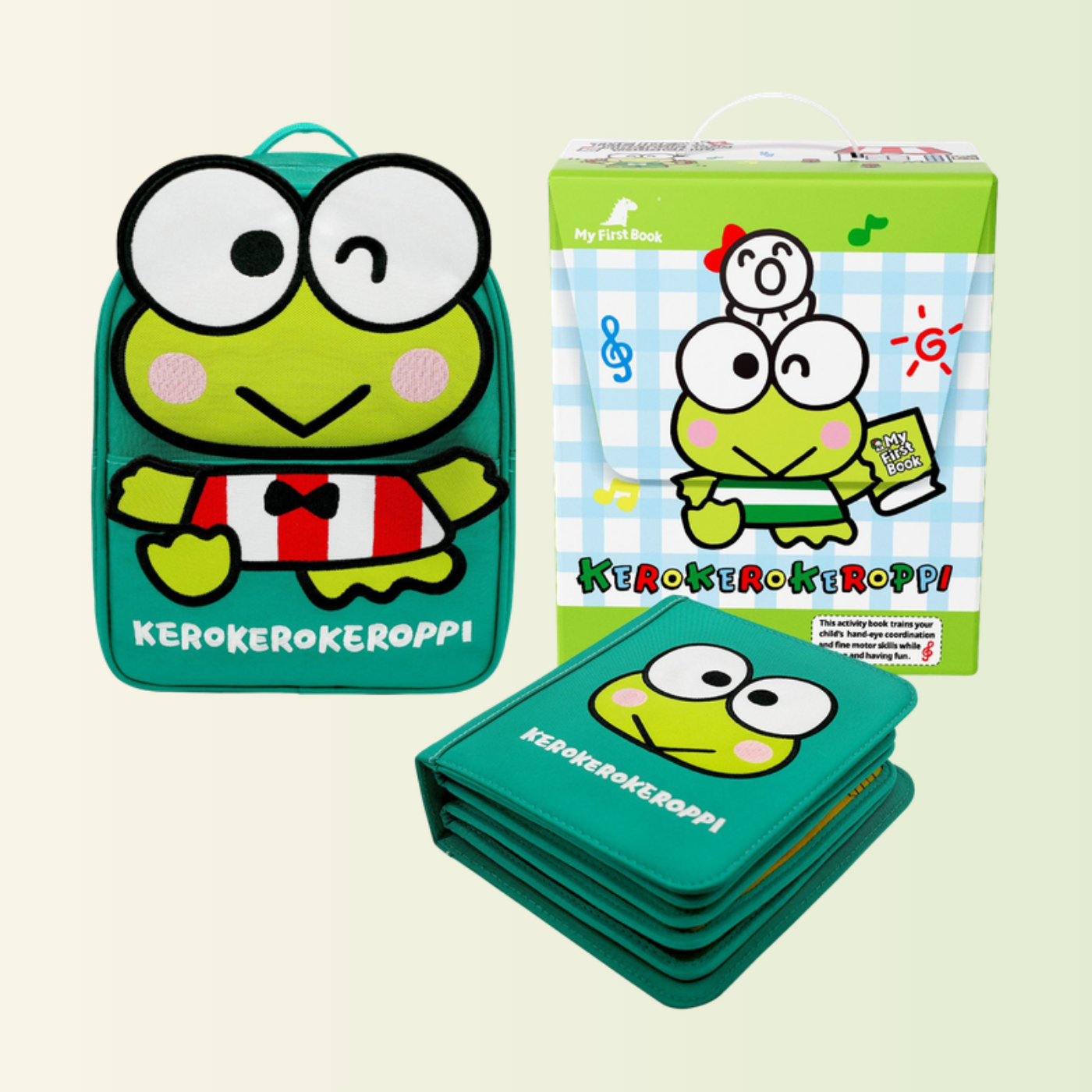 My First Book Keroppi Komplett-Set: Quiet Book, Rucksack und Geschenkbox, freigestellt auf sanftem Wiesen-Hintergrund
