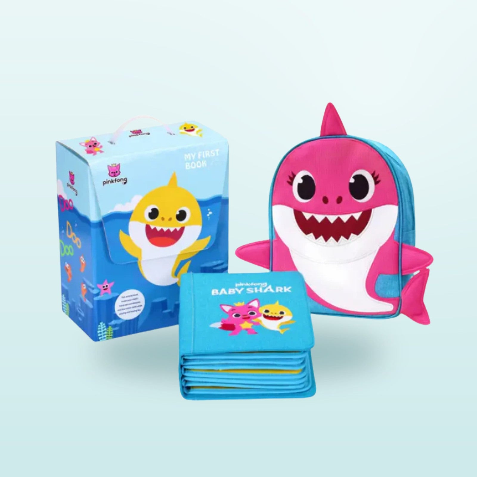 Baby Shark Quiet Book als Geschenkset mit Filzbuch, pinkem Mama-Shark-Rucksack und Pinkfong-Geschenkbox auf sanftem Meer-Hintergrund – komplettes Set ab 3 Jahren