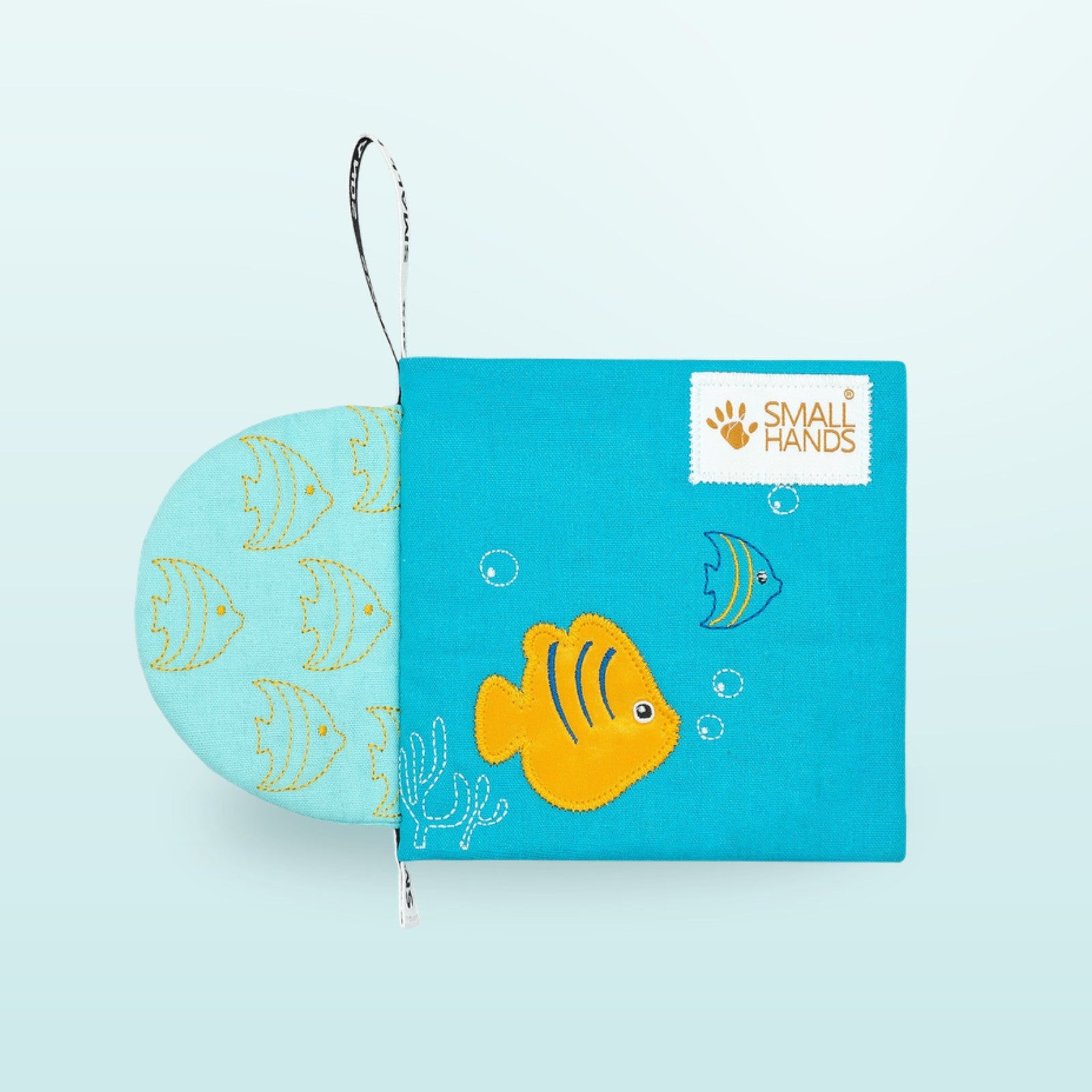 Small Hands Meeresbewohner Montessori Stoffbuch Cover mit Fisch auf sanftem Unterwasser-Blau-Hintergrund – ab 1 Jahr
