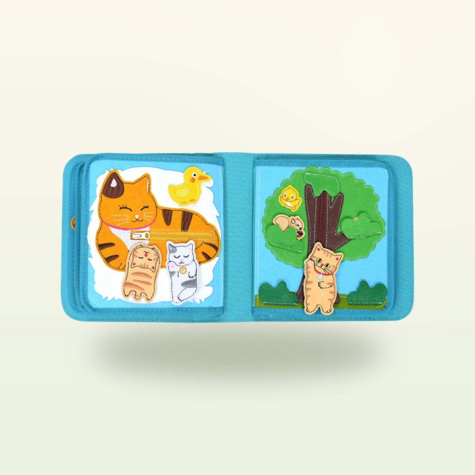 Glückliche Katze Quiet Book Seite mit Mutterkatze, Kätzchen und kletternder Katze am Baum auf sanftem Creme-Hintergrund – ab 1 Jahr