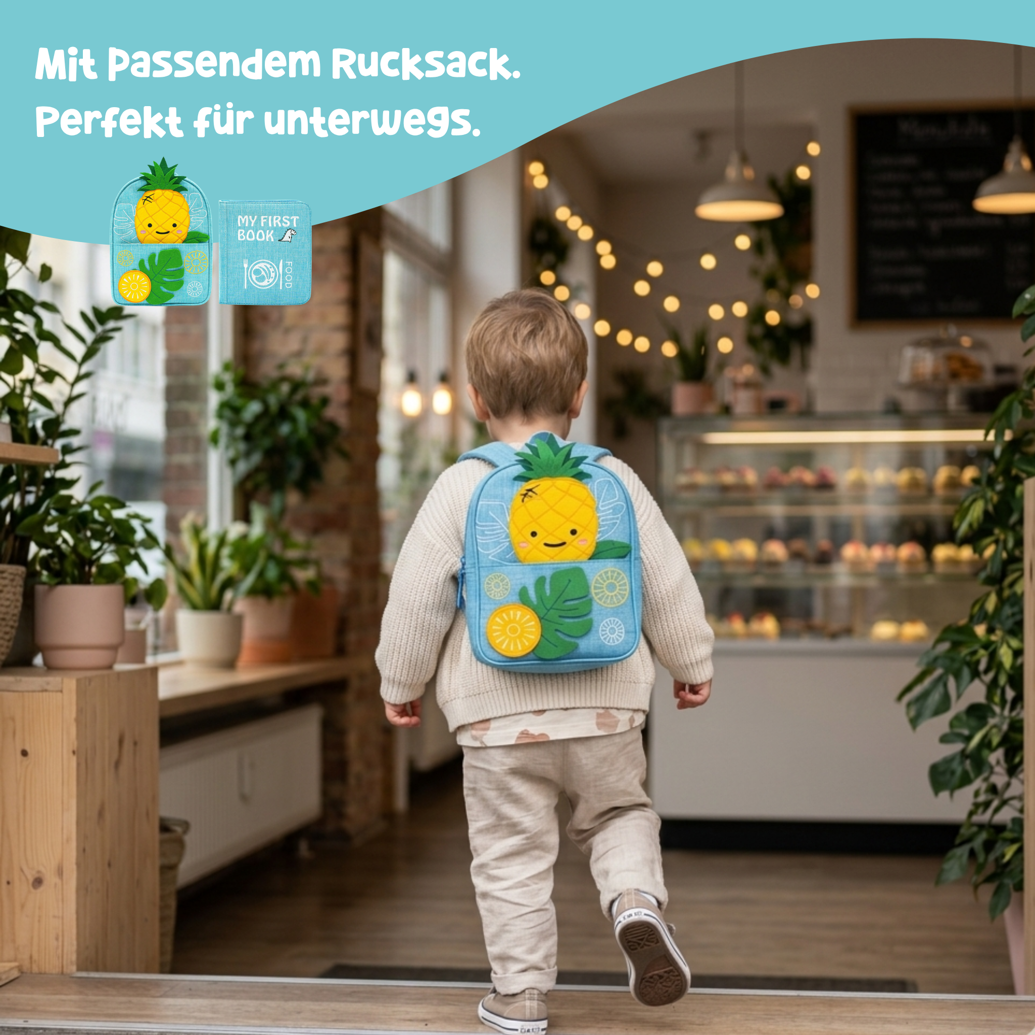 Kleine Feinschmecker Montessori Quiet Book mit passendem Rucksack – komplettes Set: Kleinkind trägt den hellblauen Ananas-Rucksack im Café, Stoffbuch für unterwegs ab 1 Jahr