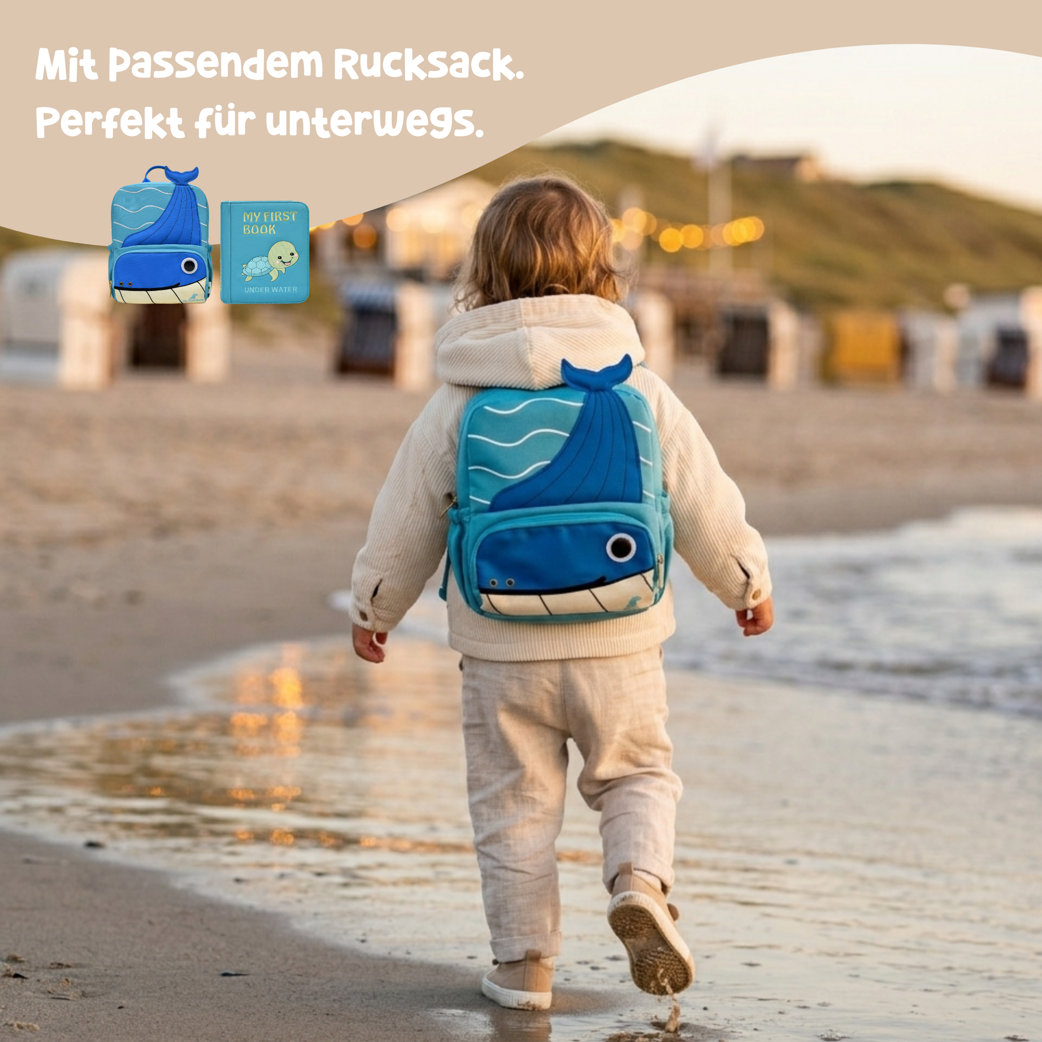 Kind trägt den blauen Wal-Rucksack am Strand – passend zum Unter Wasser Quiet Book für unterwegs ab 3 Jahren