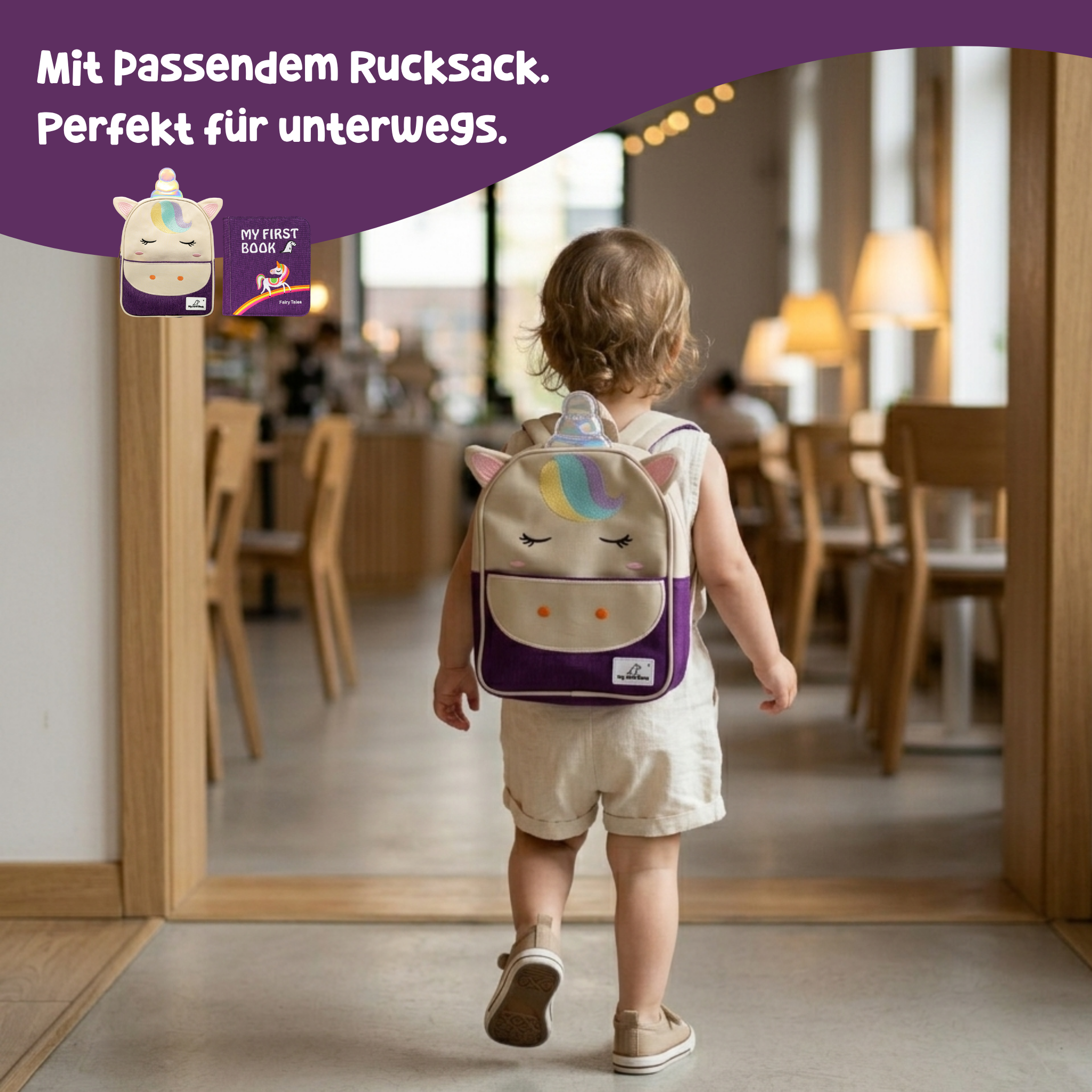 Märchenwelten Quiet Book Set unterwegs: Kleinkind trägt von hinten den Einhorn-Rucksack und läuft durch ein Café – Banner „Mit passendem Rucksack. Perfekt für unterwegs.“. Ab 1 Jahr.