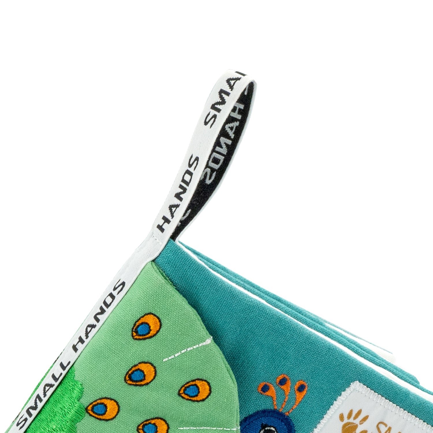 Small Hands Stoffbuch Vögel: Nahaufnahme der gewebten Greifschlaufe mit Small-Hands-Schriftzug am Buchrücken – Detail des Babybuchs