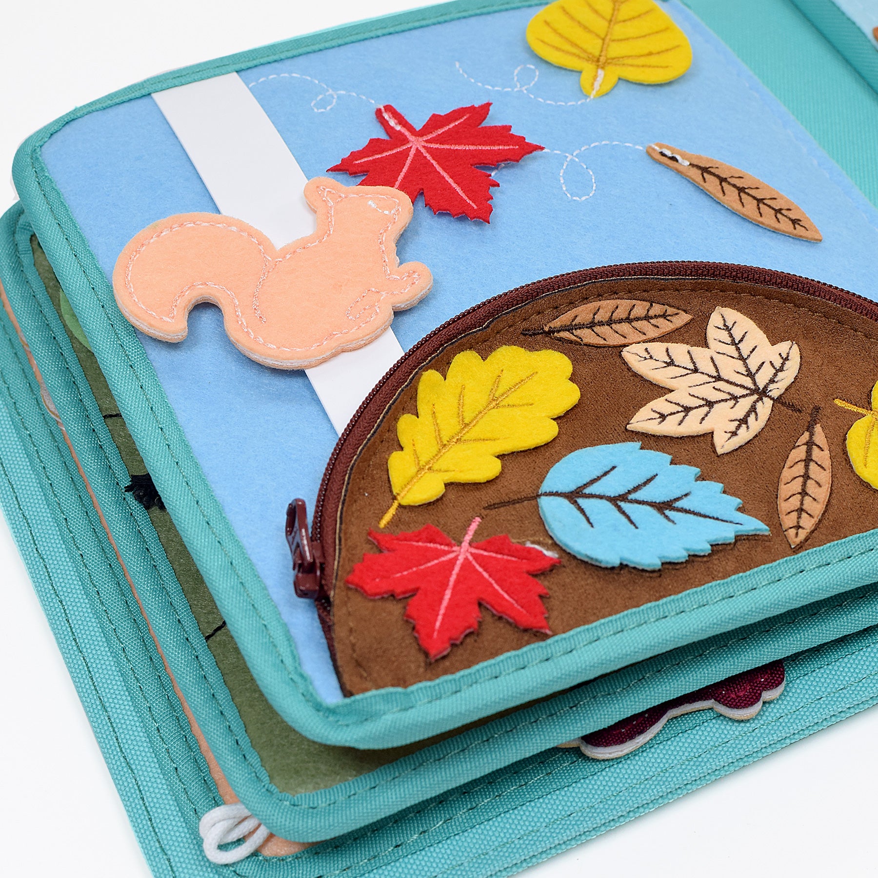 Nordic Forest Quiet Book Seite mit bunten Blatt-Formen als Puzzle zum Zuordnen – ab 1 Jahr